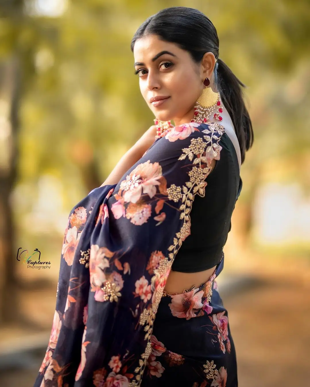 Shamna Kasim Mesmerizing Looks In Beautiful Blue Saree Sleeveless Blouse